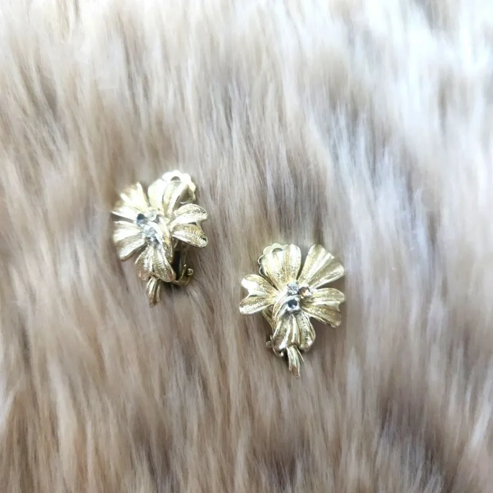 Vintage Gold Tropical Clip-on Earrings with Rhinestones‎
